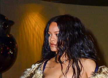Rihanna luce sus curvas con ajustado top strapless en Nueva York