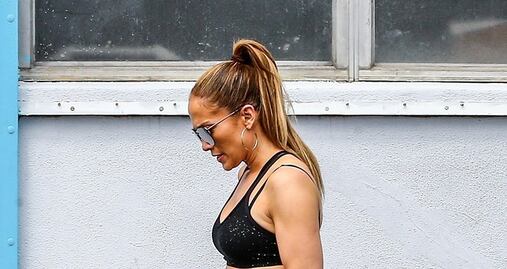 Jennifer Lopez presume abdomen de impacto en 'gym' de Florida