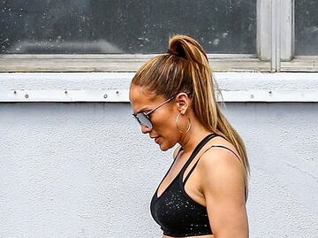 Jennifer Lopez presume abdomen de impacto en 'gym' de Florida