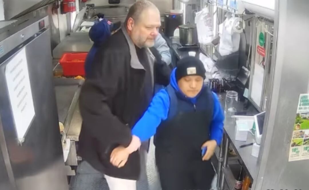 Presuntos agentes del ICE vestidos de civiles detienen a trabajadores en taquería de Memphis. Foto: Instagram/ @taconganas