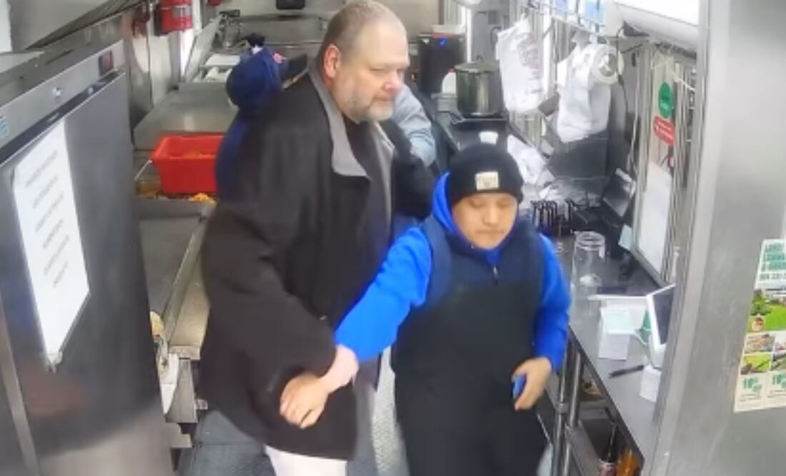 Presuntos agentes del ICE vestidos de civiles detienen a trabajadores en taquería de Memphis. Foto: Instagram/ @taconganas