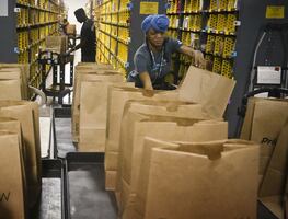 Amazon dice estar preparada para festividades pese a la crisis de suministros