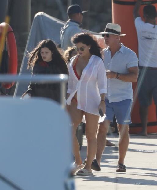 Así vacacionan el fundador de Amazon y su novia por Cabo San Lucas