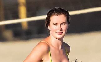 Ireland Baldwin y el bikini de flores con el que recibe el verano en la playa 