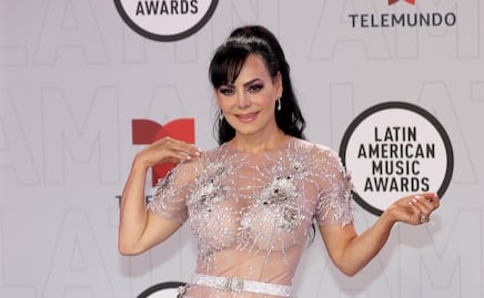 Maribel Guardia luce cuerpazo y eterna juventud a los 64 años con ajustado vestido navideño