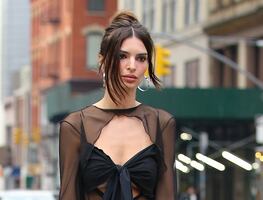 Emily Ratajkowski deslumbra con vestido transparente en Nueva York