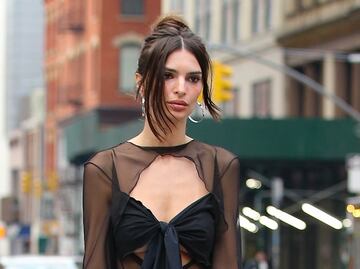 Emily Ratajkowski deslumbra con vestido transparente en Nueva York