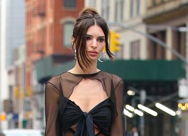 Emily Ratajkowski deslumbra con vestido transparente en Nueva York