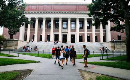 Estudia hasta un año en Harvard; lanzó beca para mexicanos y latinos
