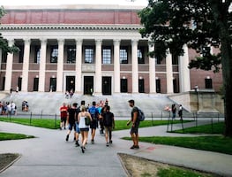 Estudia hasta un año en Harvard; lanzó beca para mexicanos y latinos
