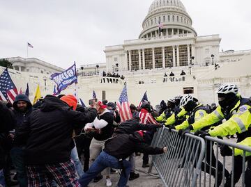Demandan a Trump por la muerte de un policía tras asalto al Capitolio