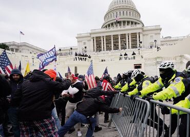 Demandan a Trump por la muerte de un policía tras asalto al Capitolio