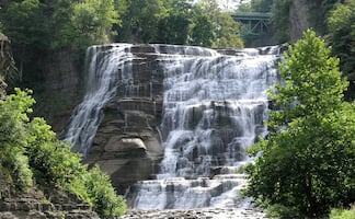 Turista muere al escalar una cascada en Nueva York para tomar una foto
