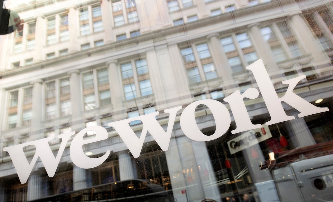 WeWork Se Declara en Bancarrota: Fin de una Era en el Mundo del Cotrabajo. (AP Photo/Mark Lennihan, File)
