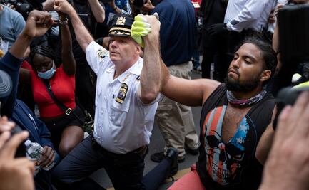 Jefe de policía de NY se arrodilla con los manifestantes en solidaridad