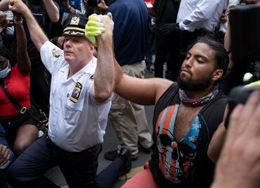 Jefe de policía de NY se arrodilla con los manifestantes en solidaridad