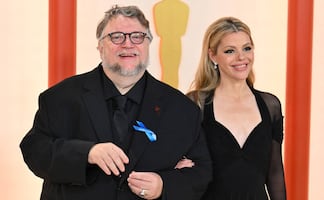 ¿Por qué Guillermo del Toro usó un moño azul en los Premios Oscar 2023?