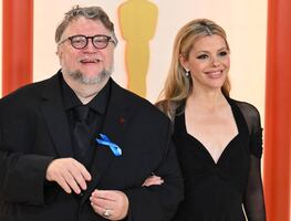 ¿Por qué Guillermo del Toro usó un moño azul en los Premios Oscar 2023?