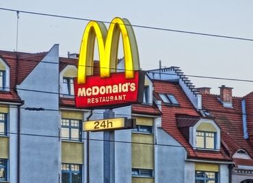 Arrestan a mujer por cadáver hallado en techo de un McDonald's