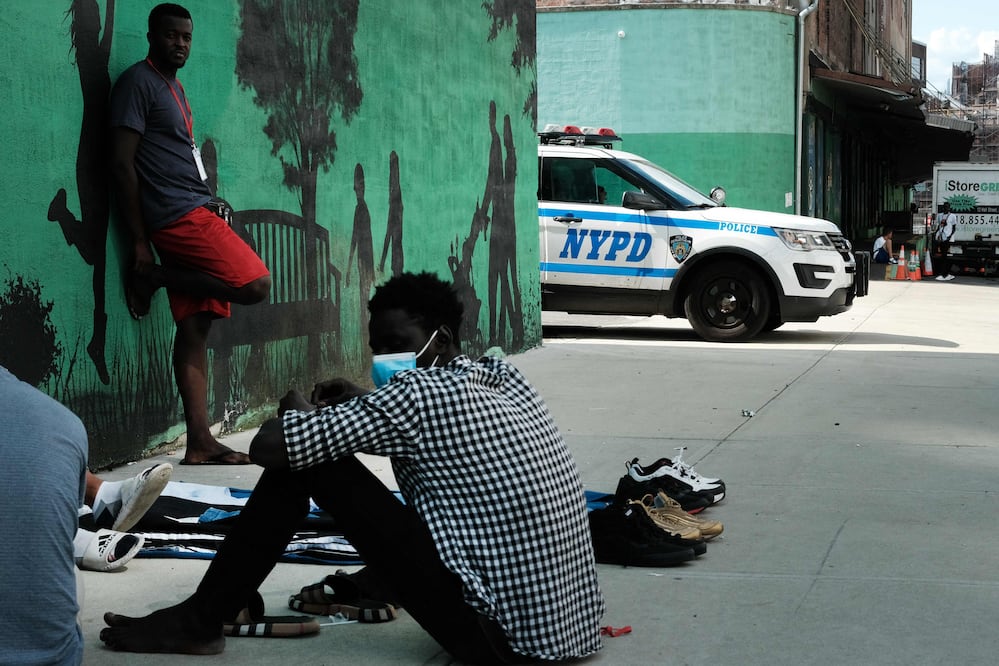 Nueva York instalará albergue para 1.000 migrantes mientras la crisis de asilo aumenta. AFP (Photo by SPENCER PLATT / GETTY IMAGES NORTH AMERICA / Getty Images via AFP)