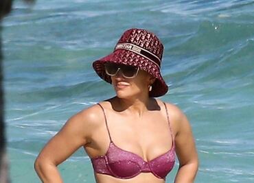 Jennifer Lopez presume sus músculos con traje de baño en Instagram