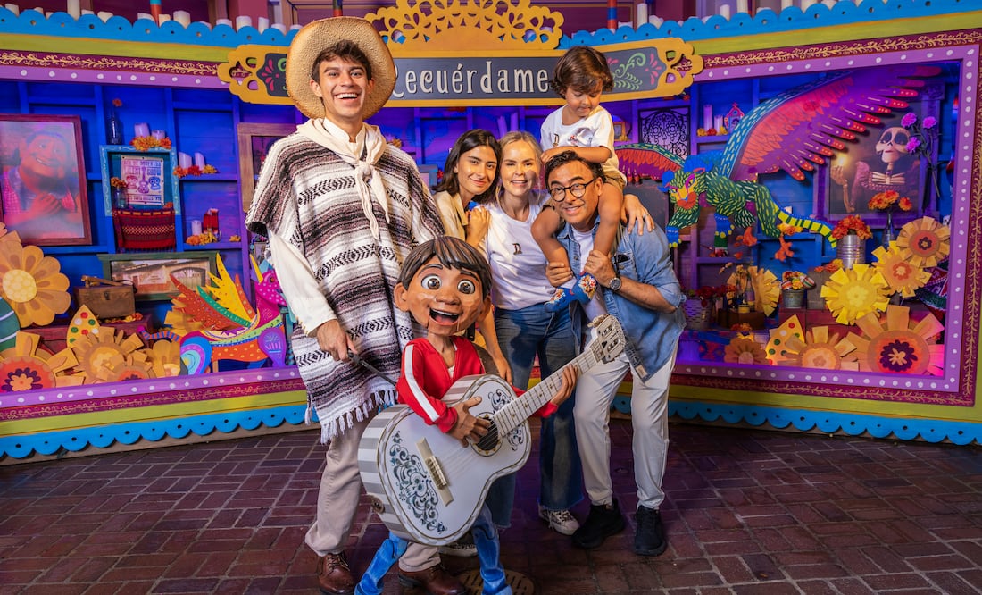 Adal Ramones y su familia visitan Disneyland Resort. Fotos: Cortesía Disneyland Latino