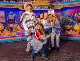 Adal Ramones visita Disneyland Resort con su esposa e hijos en un viaje memorable