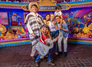 Adal Ramones visita Disneyland Resort con su esposa e hijos en un viaje memorable
