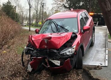 Automovilista maneja mientras usa mascarilla N95 y se desmaya