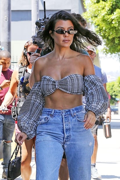 Kourtney Kardashian presume su figura con sensual look
