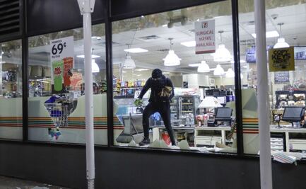 Videos. Caos y nuevos saqueos en NY pese a toque de queda