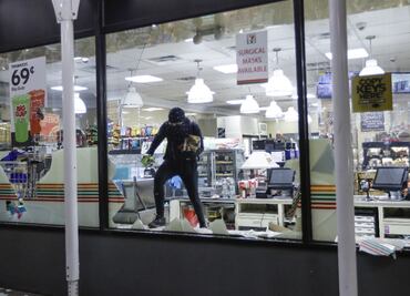 Videos. Caos y nuevos saqueos en NY pese a toque de queda