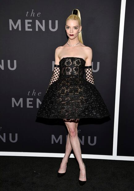 Anya Taylor-Joy se une a la tendencia de la lencería a la vista con vestido traslúcido
