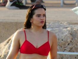 Rosalía se luce en bikini rojo y mini short de verano en Mallorca