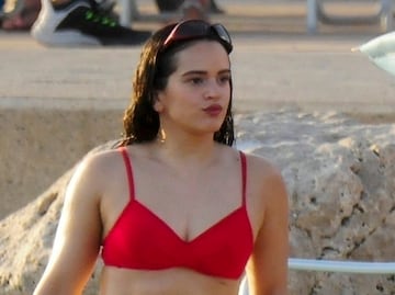 Rosalía se luce en bikini rojo y mini short de verano en Mallorca