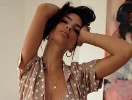 Emily Ratajkowski presume 'abs de acero' con crop top en Instagram