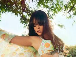 Rihanna se alista para primavera con ‘sexy’ lencería floreada