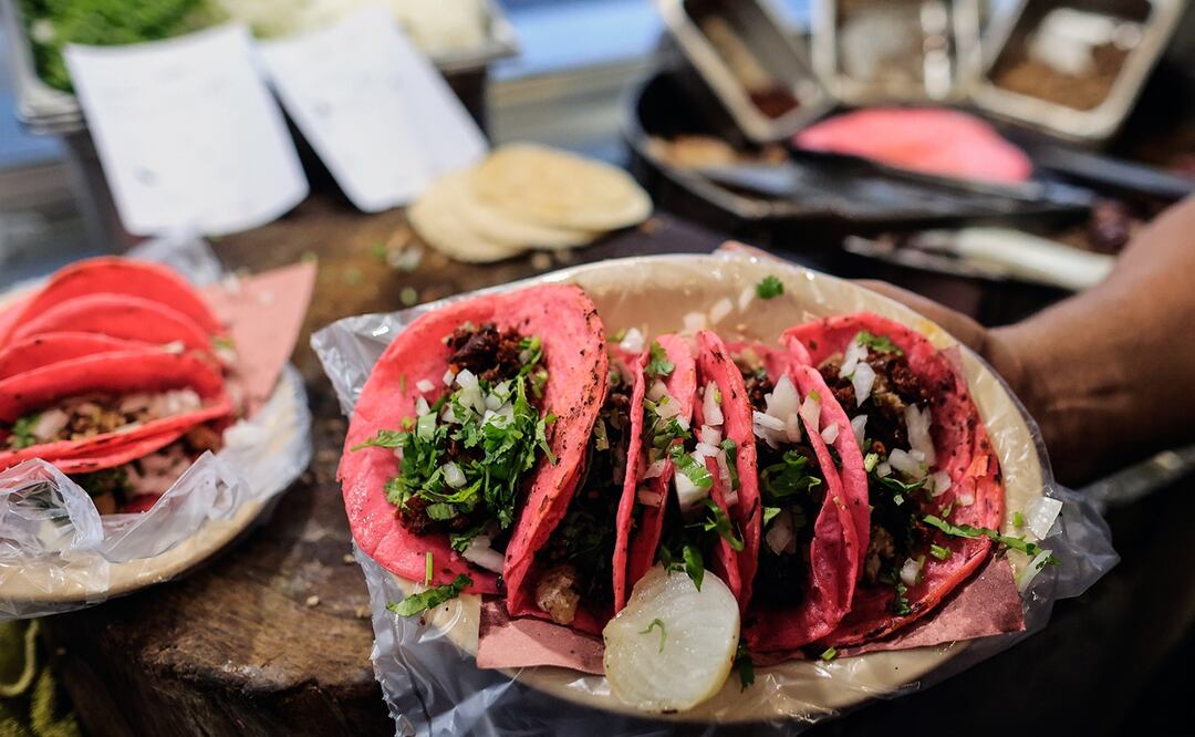Fiebre rosa: Tortillas y tacos rosas de Barbie. Foto: EFE/ David Guzmán