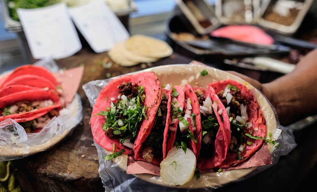 Fiebre rosa: Tortillas y tacos rosas de Barbie. Foto: EFE/ David Guzmán