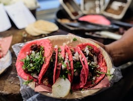 El furor por "Barbie" tiñe de rosa los tacos y las tortillas de México