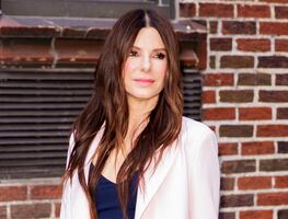 A los 57 años, Sandra Bullock conquista Nueva York con crop top