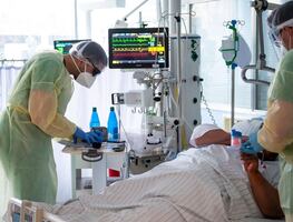 Detectan casos de trombos tras vacunar con Pfizer y Moderna