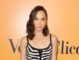 Gal Gadot delinea su silueta con vestido de cebra en Beverly Hills