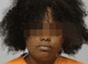 Arrestan a mujer que golpeó y arrastró del cabello a su hija de 9 años (VIDEO)