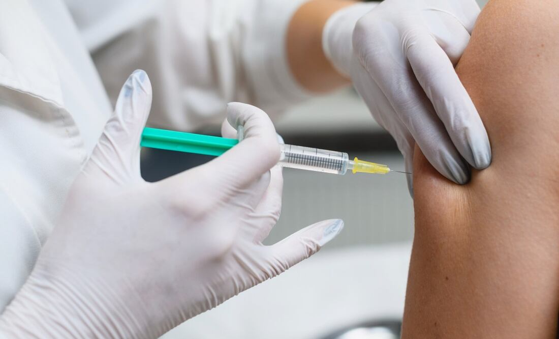 Alistan nueva vacuna contra Eris, nueva variante COVID en 2023. Foto iStock / O_Lypa