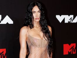 Megan Fox 'paraliza' los VMA's con su vestido transparente más revelador