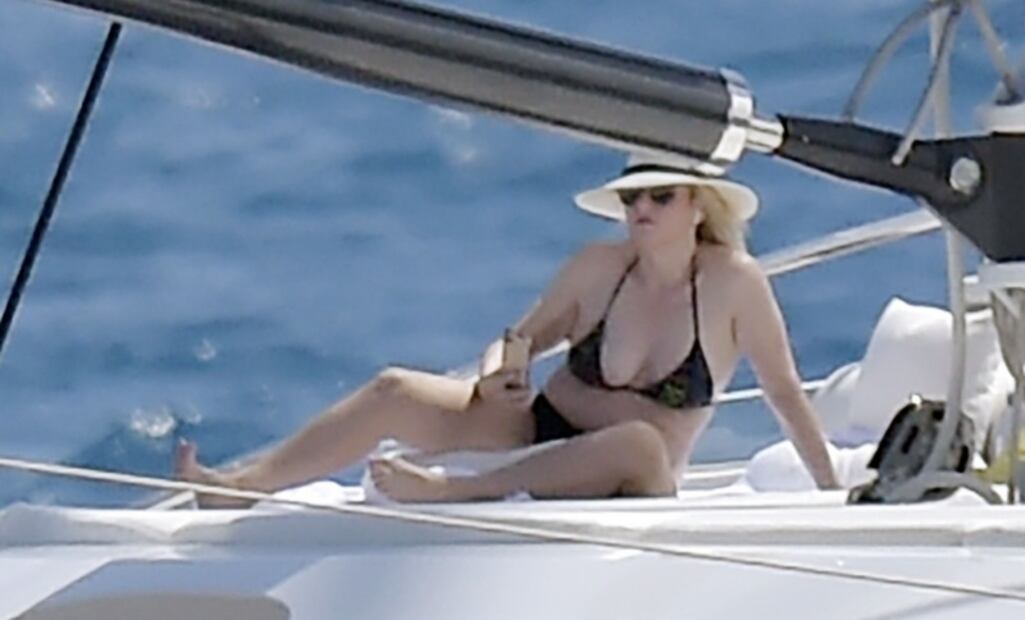 Rebel Wilson se luce en bikini durante paseo en yate por Portofino 