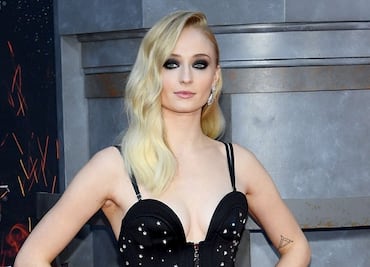 Sophie Turner presume silueta de impacto con vestido azul