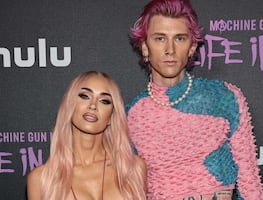 Al estilo Barbie, Megan Fox se luce en minivestido rosa y con cambio de look