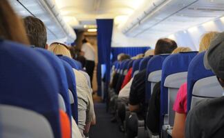 Arrestan a hombre por abusar de dos mujeres en vuelo a Boston